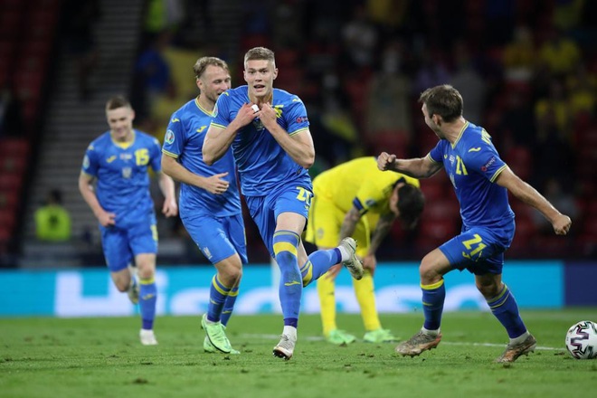 cầu thủ Ukraine ăn mừng bàn thắng
