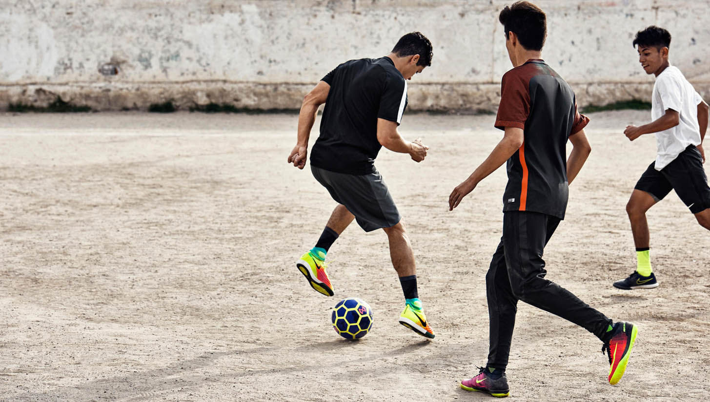 Rê bóng - Kỹ năng cơ bản cho người mới tập trong bóng đá