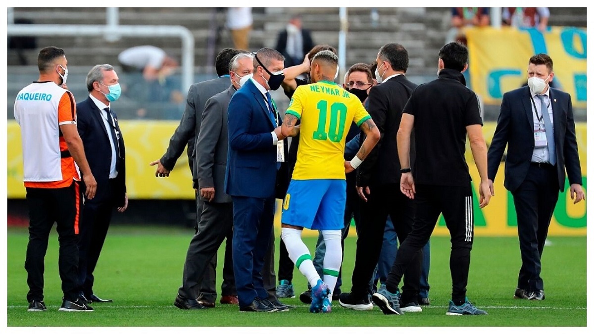 Trận thi đấu giữa Brazil và Argentina bị hoãn bất ngỡ