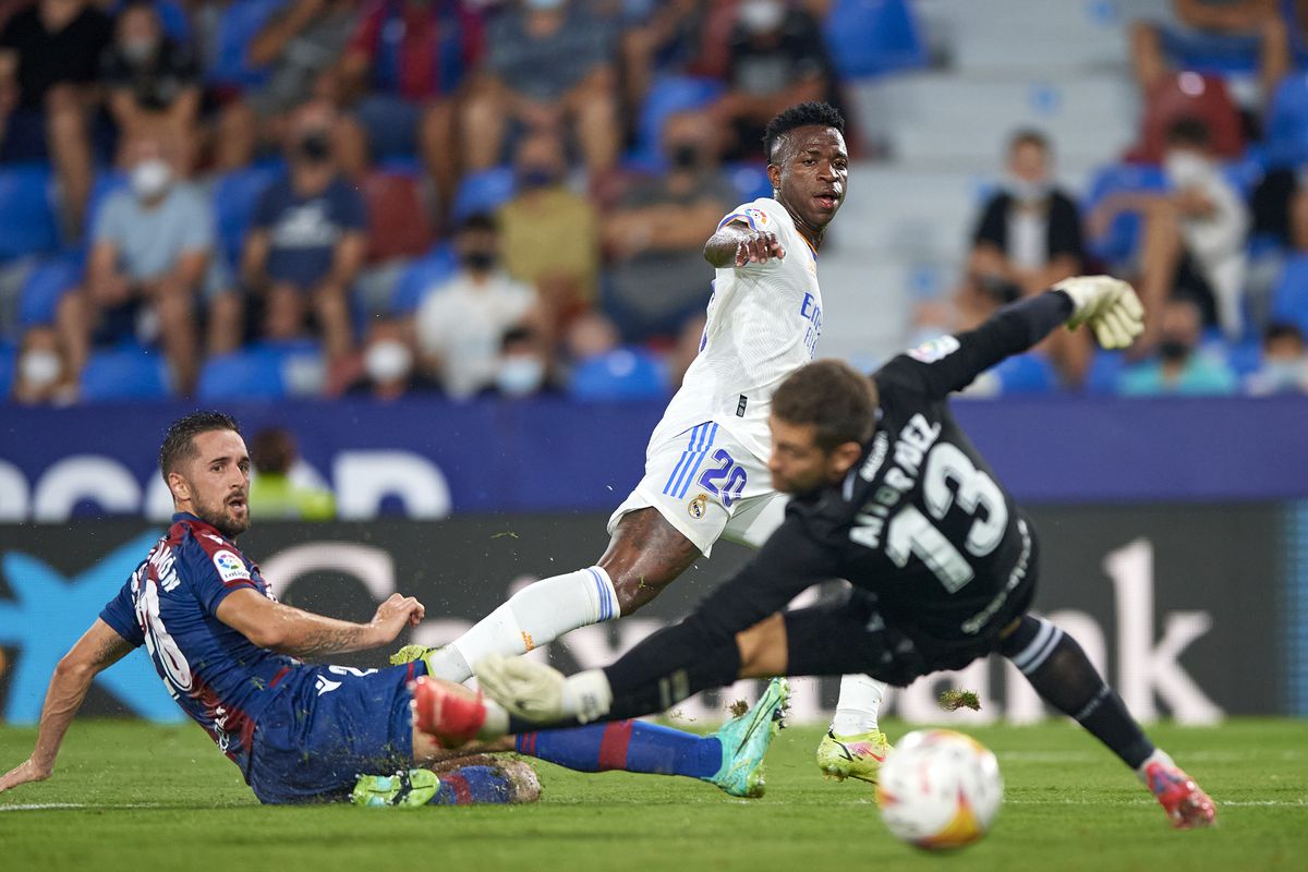 Vinicius lập cú đúp giúp Real Madrid gỡ lại bàn thắng